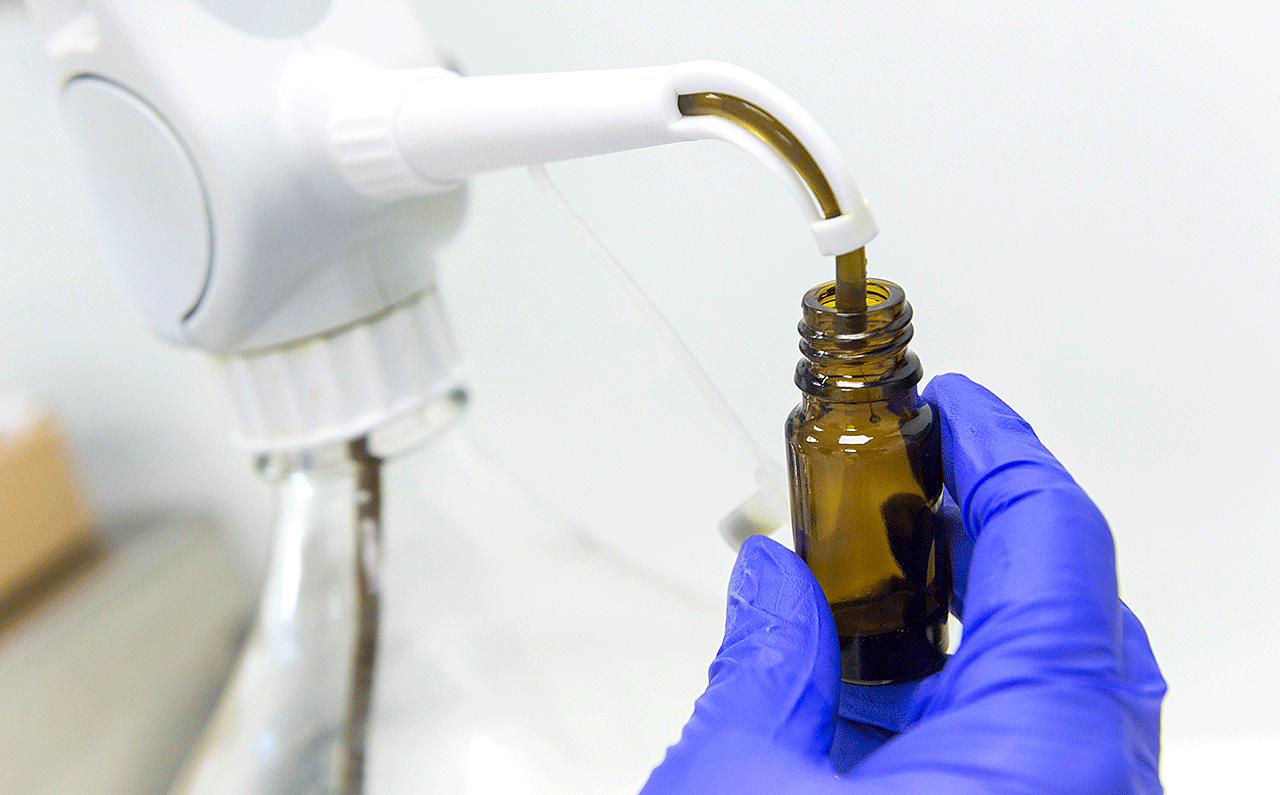 Flasche mit medizinischem Cannabisöl